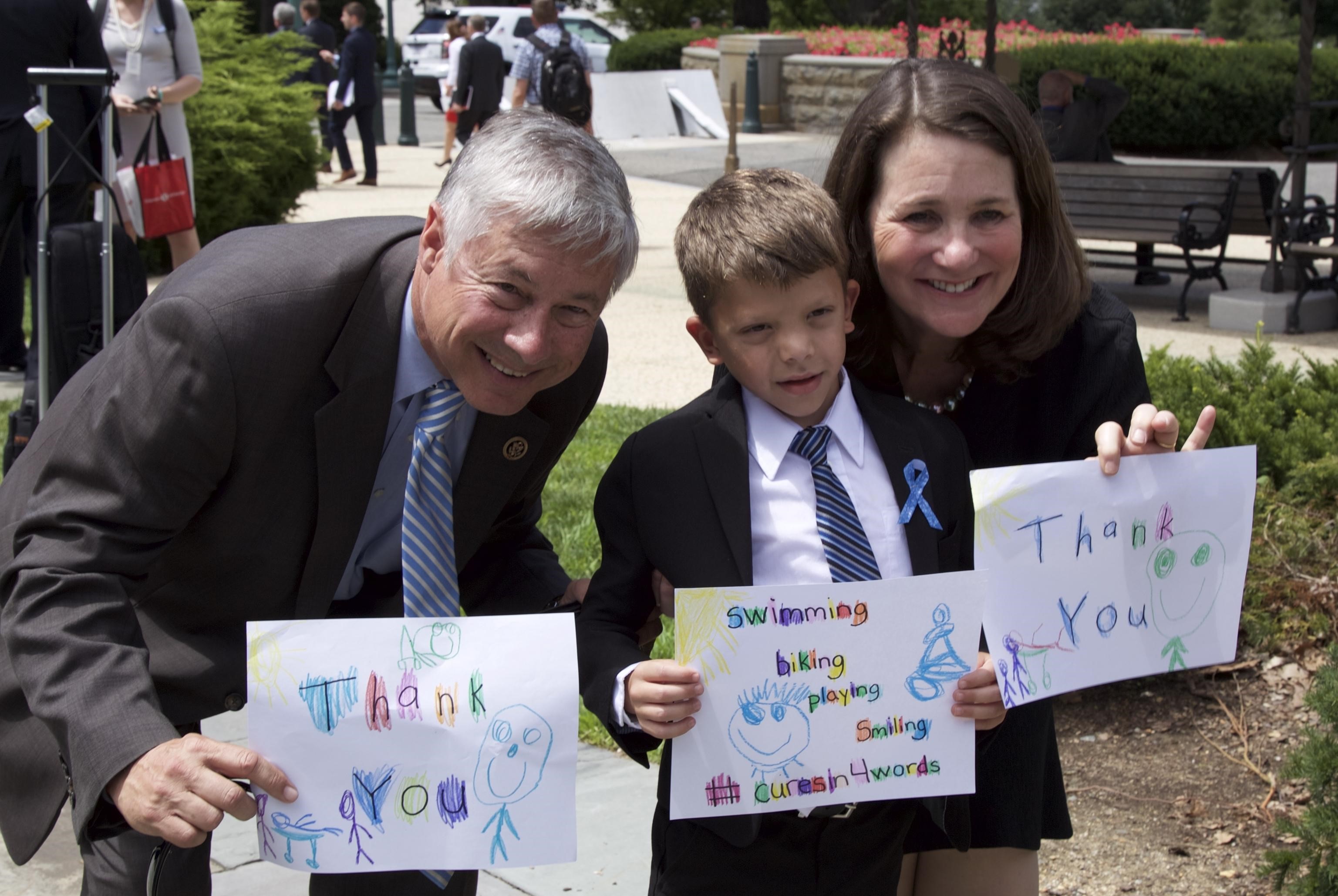 DeGette and Upton pose with thank you notes